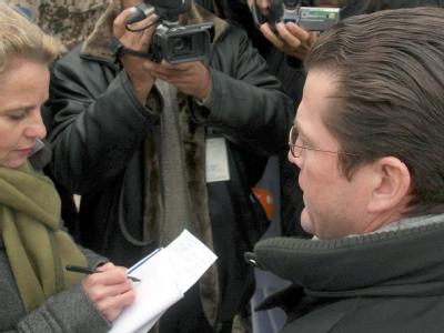 Die Opposition verstärkt den Druck auf Verteidigungsminister zu Guttenberg. Guttenberg in Kundus