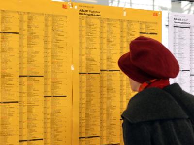 Ein Fahrgast der Deutschen Bahn informiert sich im Bahnhof Hamburg-Dammtor über die neuen Zugverbindungen. Fahrplanwechsel