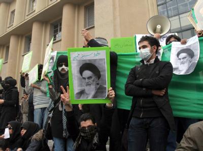 Vermummt: Iranische Oppositionelle bei einer Demonstration an der Universität von Teheran (Archivfoto vom 13.12.2009). Opposition im Iran