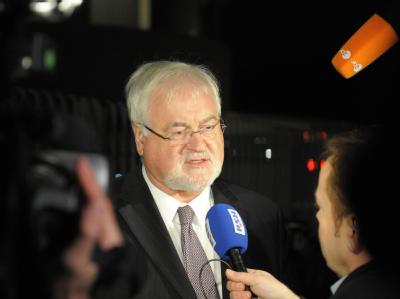 Der Ministerpräsident von Schleswig-Holstein, Peter Harry Carstensen (CDU), fürchtet durch das geplante Steuerpaket des Bundes Einnahmeausfälle von 130 Millionen Euro für das Land und die Kommunen seines Landes. Carstensen