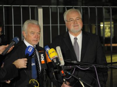 Der Ministerpräsident von Schleswig-Holstein, Peter Harry Carstensen (CDU - r), und der FDP-Fraktionsvorsitzende des Landes, Wolfgang Kubicki (2.v.r.). Carstensen und Kubicki