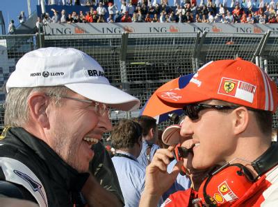 Im Gespräch mit seinem neuen Chef: Michael Schumacher unterhält sich mit Ross Brawn. Schumacher und Brawn