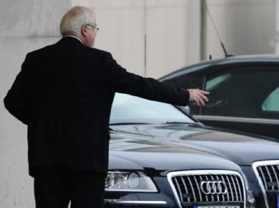 Der Ministerpräsident von Schleswig-Holstein, Peter Harry Carstensen (CDU), bei seiner Ankunft am Bundeskanzleramt. Carstensen