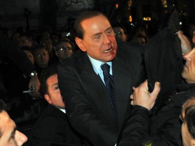 Silvio Berlusconi blutet nach dem Angriff aus Nase und Mund. Berlusconi verletzt