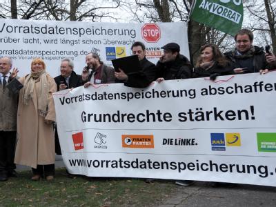 Claudia Roth (4.v.l) und Protestierende stehen bei einer Aktion gegen Vorratsdatenspeicherung mit einem Transparent beim Bundesverfassungsgericht in Karlsruhe. Protest