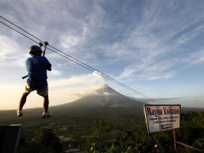 Über dem Mayon steht eine schon aus großer Entfernung sichtbare Rauchwolke. Rauchwolke