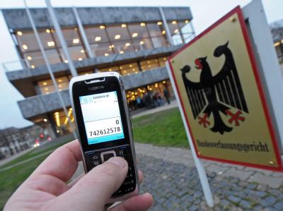 Die umstrittene Speicherpflicht für Telefon- und Internet-Verbindungsdaten wird vom Bundesverfassungsgerichts überprüft. Datenspeicherung