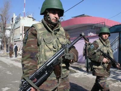Soldaten der afghanischen Regierungsarmee nach einem Anschlag in Kabul (Archivbild). Bei zwei Anschlägen sind Amerikaner und Kanadier getötet worden. Afghanische Soldaten