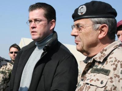 Ex-Bundeswehr-Generalinspekteur Schneiderhan (r) macht Verteidigungsminister zu Guttenberg Vorwürfe. (Archivbild) Wolfgang Schneiderhan und Karl-Theodor zu Guttenberg