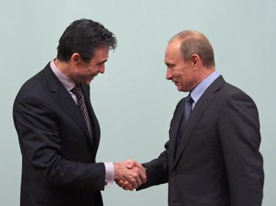 NATO-Generalsekretär Rasmussen während eines Treffens mit Russlands Regierungschef Putin. Rasmussen in Moskau
