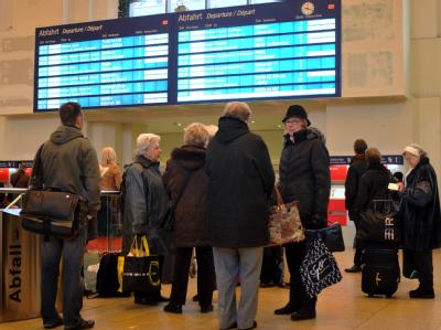 Wartende Reisende im Hauptbahnhof Hannover (Archiv). Verspätungen im Zugverkehr