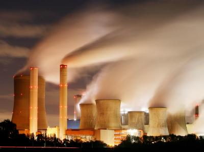 Blick auf die Schornsteine eines Kohlekraftwerks. In Kopenhagen wurde um eine neues Klimaabkommen gerungen, mit magerem Ergebnis. (Symbolbild) Rauch und Dampf