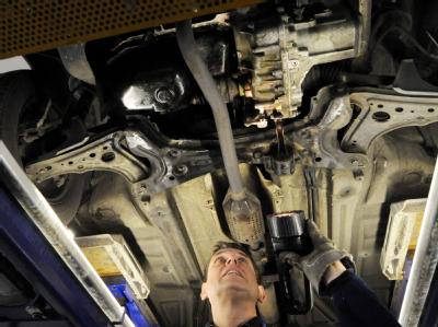 Ein Mitarbeiter des TÜV überprüft in Hamburg ein Auto. Der Porsche 911 ist der Sieger des TÜV-Reports 2010. TÜV prüft Autos