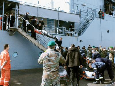 Deutsche Marinesoldaten bringen in Tripoli Schiffbrüchige vom Versorgungsschiff «Mosel» an Land. Deutsche Marine rettet Schiffbrüchige