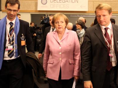Bundeskanzlerin Merkel auf der UN-Klimakonferenz zusammen mit Beratern. Angela Merkel
