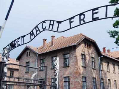 Vom Eingangstor zum KZ Auschwitz ist der metallene Schriftzug «Arbeit macht frei» gestohlen worden. Aufschrift im KZ Auschwitz