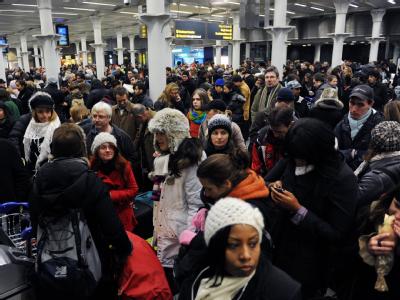Nach der Pannenserie streicht Eurostar am Wochenende alle Tunnelzüge. Wartende Passagiere