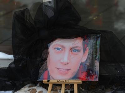 Ein Porträtfoto mit schwarzen Schleier steht vor dem Eingang zum Gymnasium Osterholz-Scharmbeck als Zeichen der Trauer. Trauer um Mord an Lehrerin