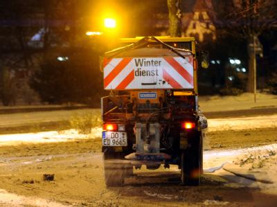 Ein Streufahrzeug ist in Dortmund im Einsatz. Trotz des Winterdienstes kam es zu zahlreichen Unfälle auf deutschen Straßen. Schneechaos