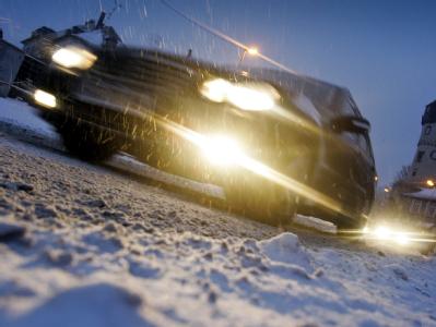 Der Verkehr wurde durch das Winterwetter erheblich behindert. Schnee und Glätte auf den Straßen