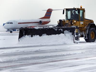 Auf dem Flughafen in Amsterdam haben Räumdienste alle Hände voll zu tun. Schnee auf Flughafen