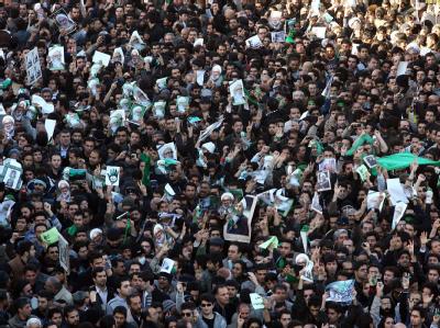 Oppositionelle bei der Trauerfeier für Großajatollah Montaseri. (Archivbild) Oppositionelle im Iran
