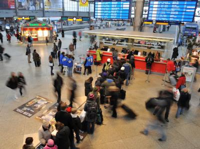 Schlange vor dem Informationsschalter der Deutschen Bahn im Münchner Hauptbahnhof. Informationsschalter der Bahn