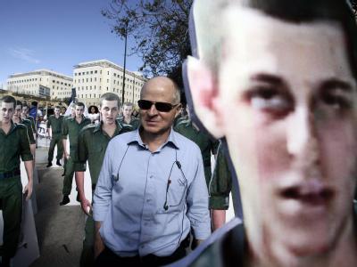 Der Vater von Gilad Schalit steht vor dem Konterfei seines entführten Sohnes. Die radikale Hamas fordert für Schalits Freiheit die Freilassung von etwa 1000 palästinensischen Häftlingen. Vater von Gilad Schalit
