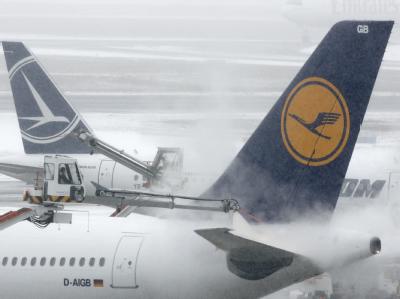 Flugzeuge werden auf dem Frankfurter Flughafen enteist. Enteisung in Frankfurt