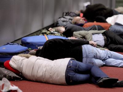 Auf vielen Flughäfen gibt es noch immer Behinderungen. Urlauber in Düsseldorf mussten lange warten - der Flugverkehr war zwölf Stunden eingestellt. Warten am Flughafen