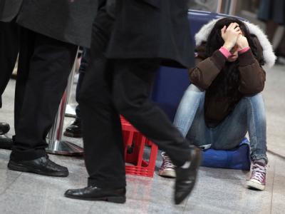 Qualvolles Warten: Mehr als 3000 Passagiere haben die Nacht am Frankfurter Flughafen verbracht. Zähes Warten
