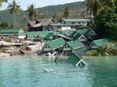 Bungalows auf der thailändischen Insel Phi Phi nach dem Tsunami von 2004. Tsunami-Katastrophe 2004