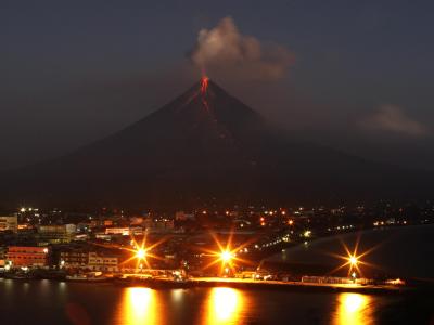 Der philippinische Vulkan Mayon steht vermutlich kurz vor der Eruption. Vulkan Mayon bei nacht