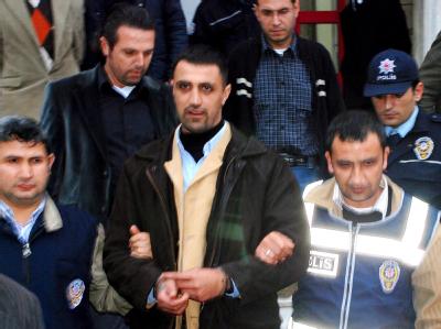 Der tatverdächtige Ali Kur (M) im Fall Kardelen wird von Polizeibeamten im türkischen Aydin abgeführt (Archivfoto vom 11.02.2009). Lebenslang für Mörder von Kardelen