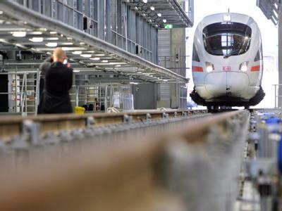 Schönwetterzug: Ein ICE fährt in das neue Wartungswerk in Leipzig ein. Schönwetterzug