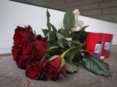 Eingang des Hauses in Frankfurt, in dem eine Frau und ihre beiden Kinder an einer Gasvergiftung gestorben sind. Trauer