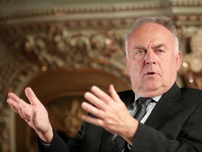 Im Finanzstreit zwischen Bund und Ländern hat sich Sachsen-Anhalts Ministerpräsident Böhmer für einen höheren Anteil der Länder an der Mehrwertsteuer ausgesprochen. Wolfgang Böhmer