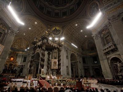 Papst Benedikt VI. zelebriert die Weihnachtsmette im Petersdom. Kurz zuvor hatte eine Frau versucht, sich auf ihn zu stürzen. Mitternachtsmesse im Vatikan