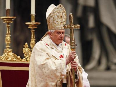 Im Petersdom hat eine Frau versucht, Papst Benedikt XVI. während der Christmette anzugreifen. Zwischenfall im Vatikan