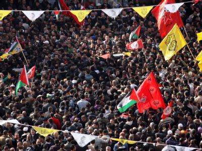 Palästinenser tragen die Leichen der von israelischen Soldaten getöteten Mitglieder der Al-Aksa-Brigaden in Nablus zu Grabe. Palästinenser-Demonstration