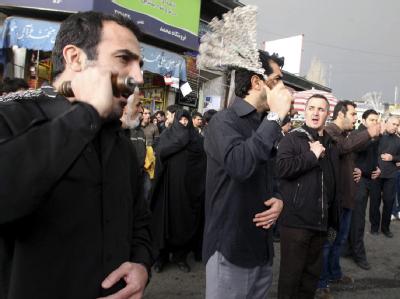 Schiitische Iraner geißeln ihre Rücken während einer traditionellen Prozession am Vortag des Aschura-Festes mit Ketten. Iran vor schiitischem Aschura-Fest