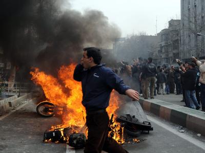 Protestler haben in Teheran Polizeimotorräder in Brand gesteckt. Neue Proteste in Teheran