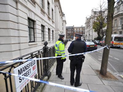 Am Eingang zu einem Häuserblock mit Luxusapartments in London, in dem der Flugzeugattentäter gewohnt hat, steht die Polizei Wache. Spurensicherung in London