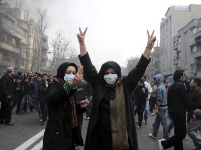 Iranische Oppositionelle zeigen das Victory-Zeichen. Proteste in Teheran