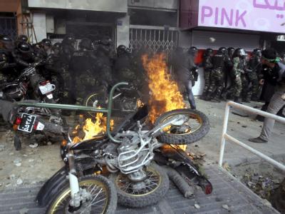 Bei den Protesten der iranischen Opposition gingen viele Polizeimotorräder in Flammen auf. Brennendes Polizeimotorrad