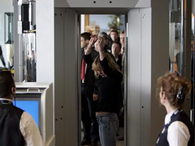 Ein weiblicher Fluggast steht am Amsterdamer Flughafen Schiphol in einem Ganzkörper-Scanner. (Archivfoto) Nacktscanner