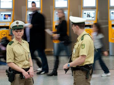 Zwei Polizeibeamte stehen im Flughafen in Frankfurt am Main. Flughafen Frankfurt