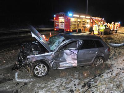 Tod auf eisglatter Straße: Unfallfahrzeug auf der A96 bei Wangen im Allgäu. Tödlicher Unfall