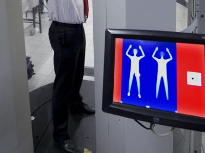 Blick auf den Bildschirm eines Körperscanners am Flughafen Schiphol in Amsterdam. Körperscanner