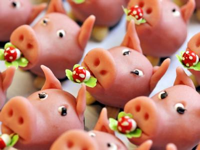 Marzipanschweine in einer Bäckerei warten auf Abnehmer. In Deutschland gelten die Rüsseltiere zu Sylvester als Glücksbringer. Marzipanschweine